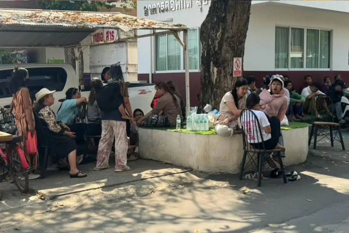 ชาวบ้านที่มารอดูหน้าผู้ต้องหาบริเวณหน้าโรงพักหางดง เชียงใหม่