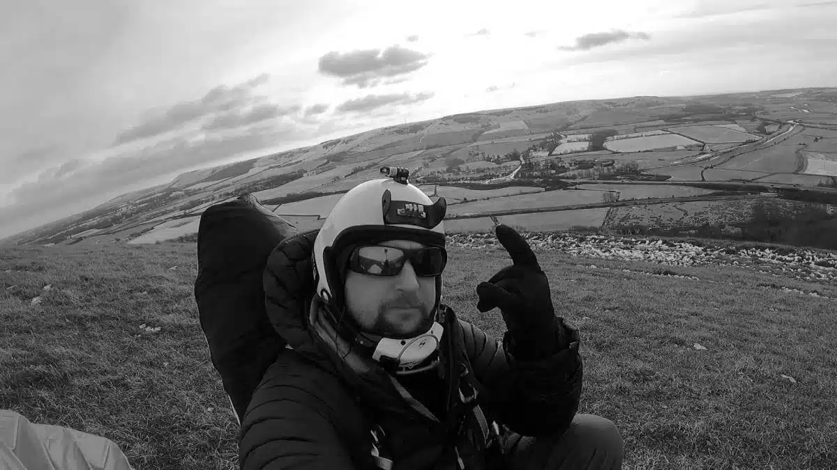 อาลัยตำนานดิ่งพสุธา! "แชส แม็คนีล" ครูฝึกวัย 49 ดับสลดขณะกระโดดวิงสูท