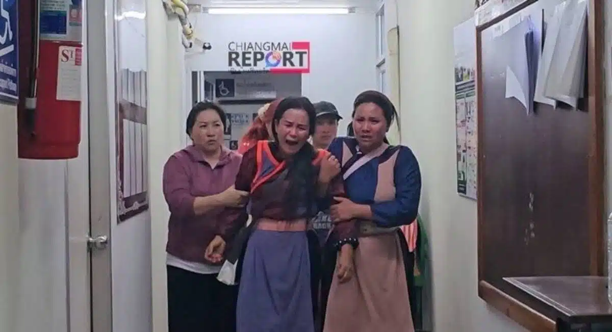 แม่น้องแพรว ร้องไห้เสียใจขณะมาติดตามคดีลูกสาวที่สภ. หางดง จังหวัดเชียงใหม่