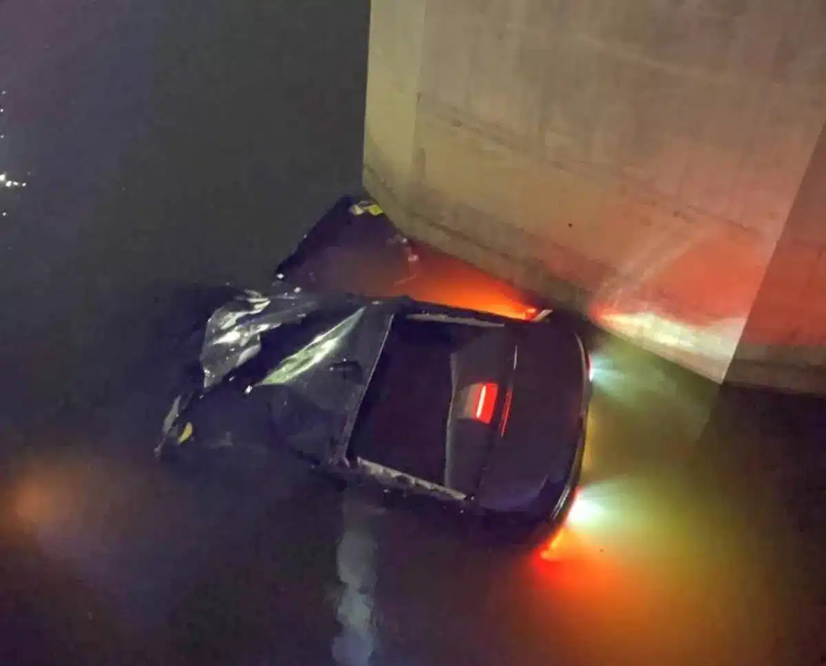 สภาพรถยาริสที่ตกลงไปในบึงมักกะสัน