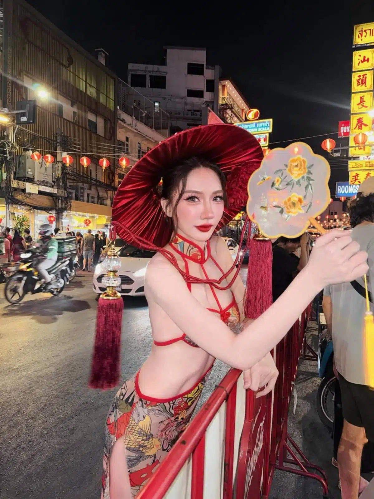 เบนซ์ในชุดแฟชั่นไฮสตรีท เดินท่ามกลางบรรยากาศเมือง