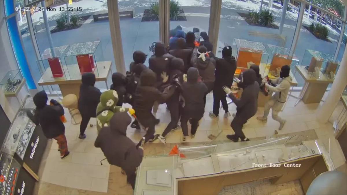 แก๊งโจรเกือบ 2 โหลแยกย้ายกันขึ้นรถหลบหนีไปหลายทิศทาง