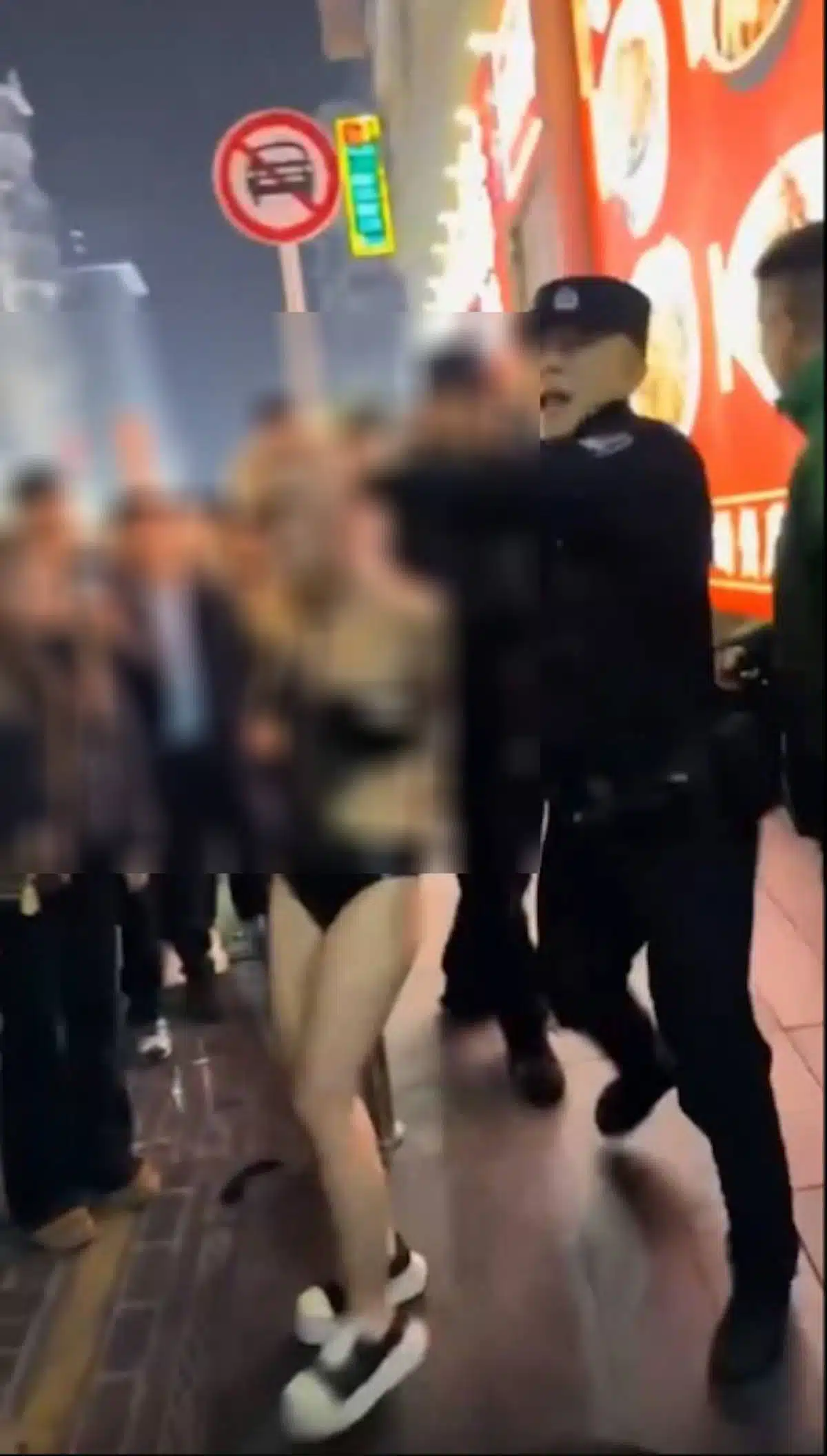 ภาพจากกล้องวงจรปิดและคลิปจากพลเมืองดีเผยให้เห็นนาทีที่ตำรวจเข้าแยกฝูงชน