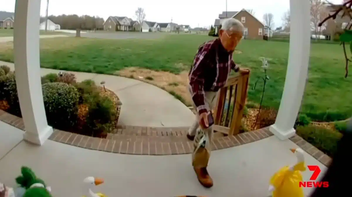 ริชาร์ด พุลลีย์ อายุ 78 ปี ไวรัลเดินส่งห่อกาแฟสตาร์บัคส์