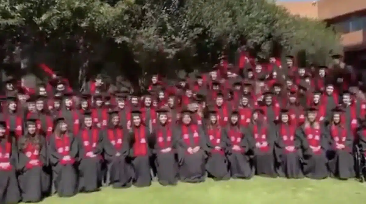 จากชุดคลุมสะอาดหมดจด สู่ชุดคลุมสำหรับโรงพยาบาล