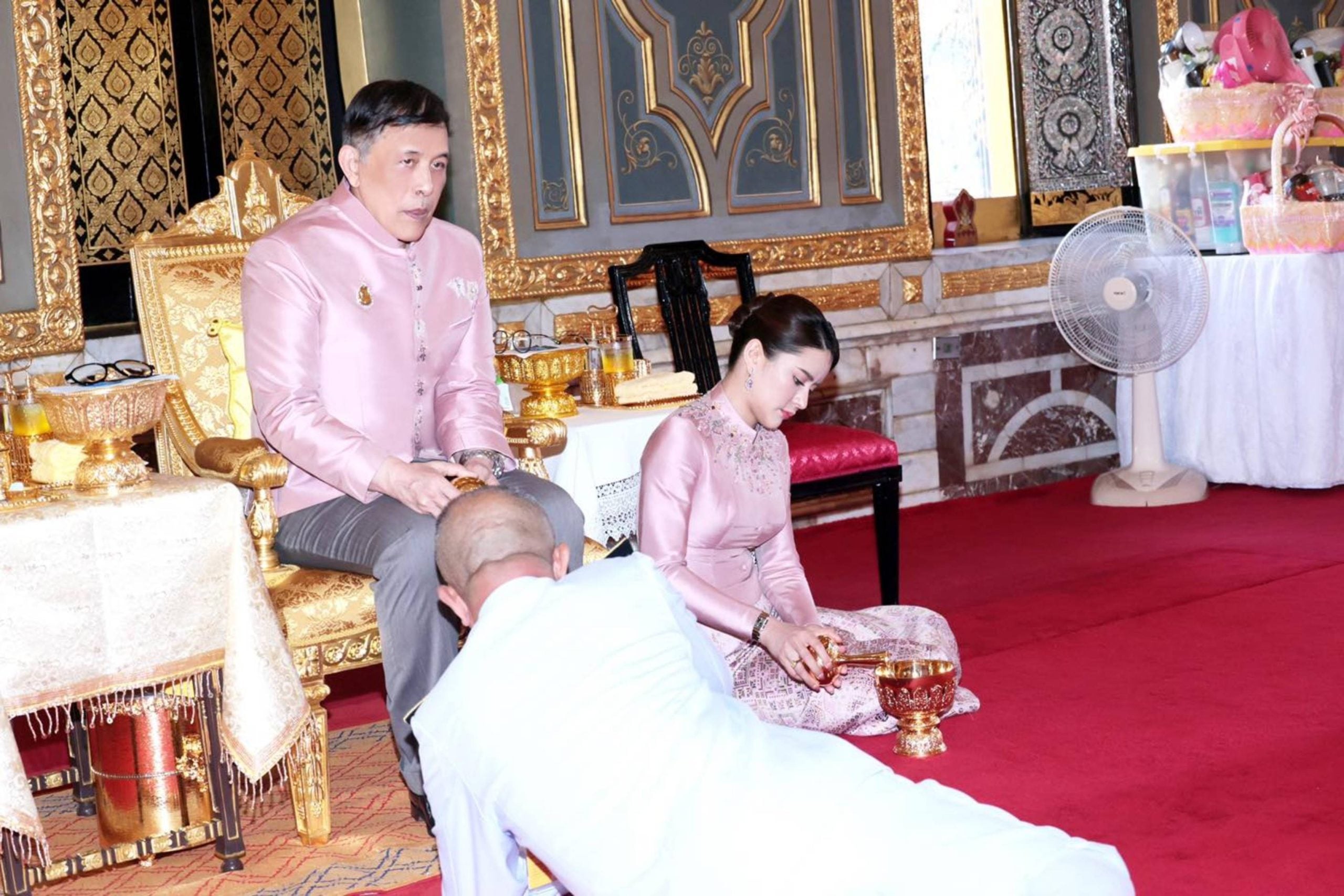 พระบาทสมเด็จพระเจ้าอยู่หัวแลพลตรีหญิง ท่านผู้หญิงอรอนงค์ ปิยนาฏวชิรพัทธ์ (ยศขณะนั้น) เสด็จประดิษฐานพระบรมมหากุศล ณ วัดราชบพิธ