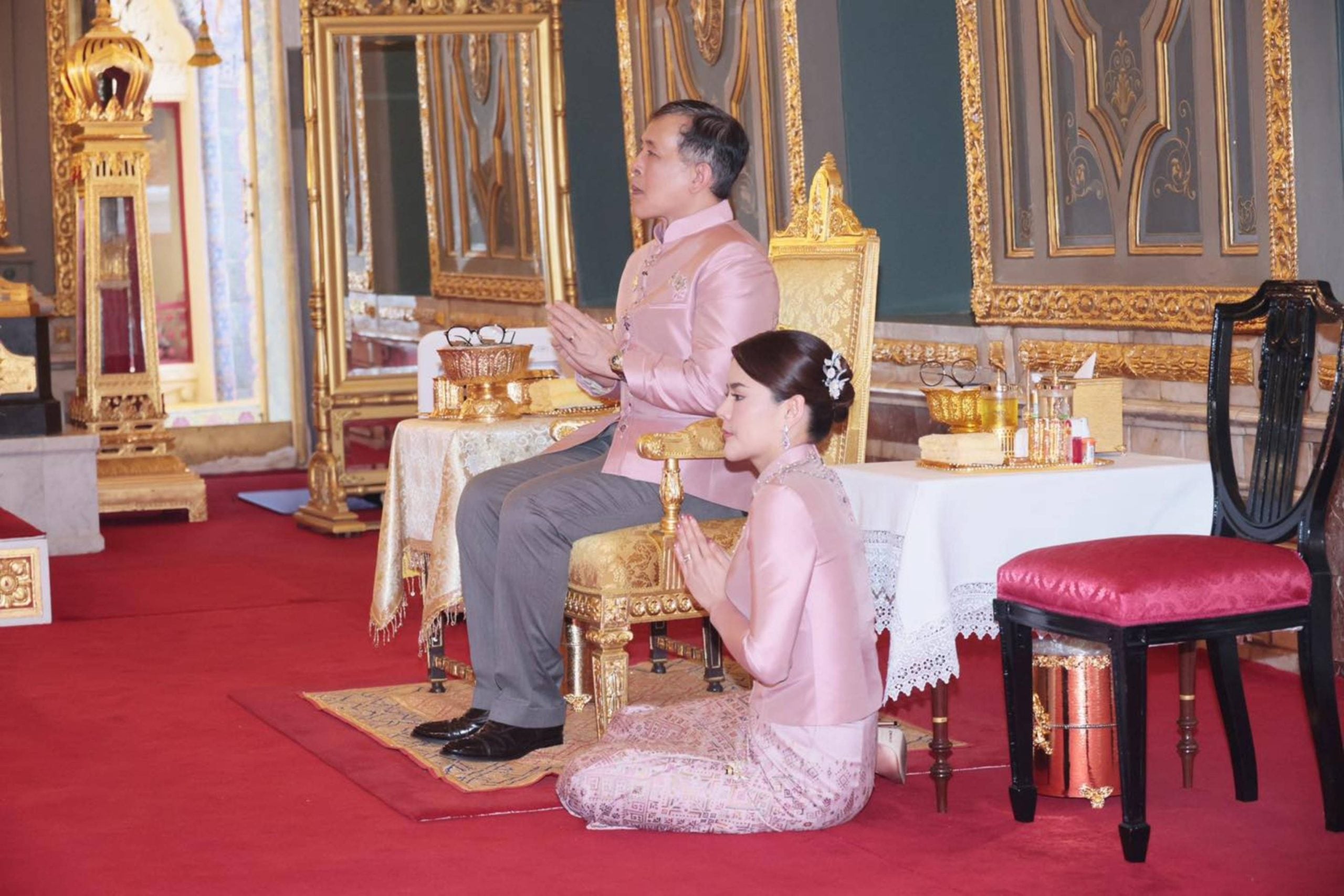 พระราชทานบุญในวันเฉลิมพระชนม์: พระบาทสมเด็จพระเจ้าอยู่หัวทรงประกอบพระราชพิธีทางศาสนาส่วนพระองค์