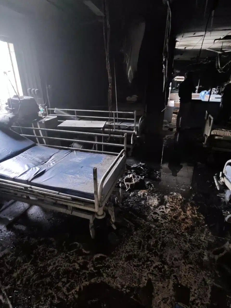 ห้องไอซียูโรงพยาบาลอินเดียไฟไหม้ เร่งอพยพหนีตาย