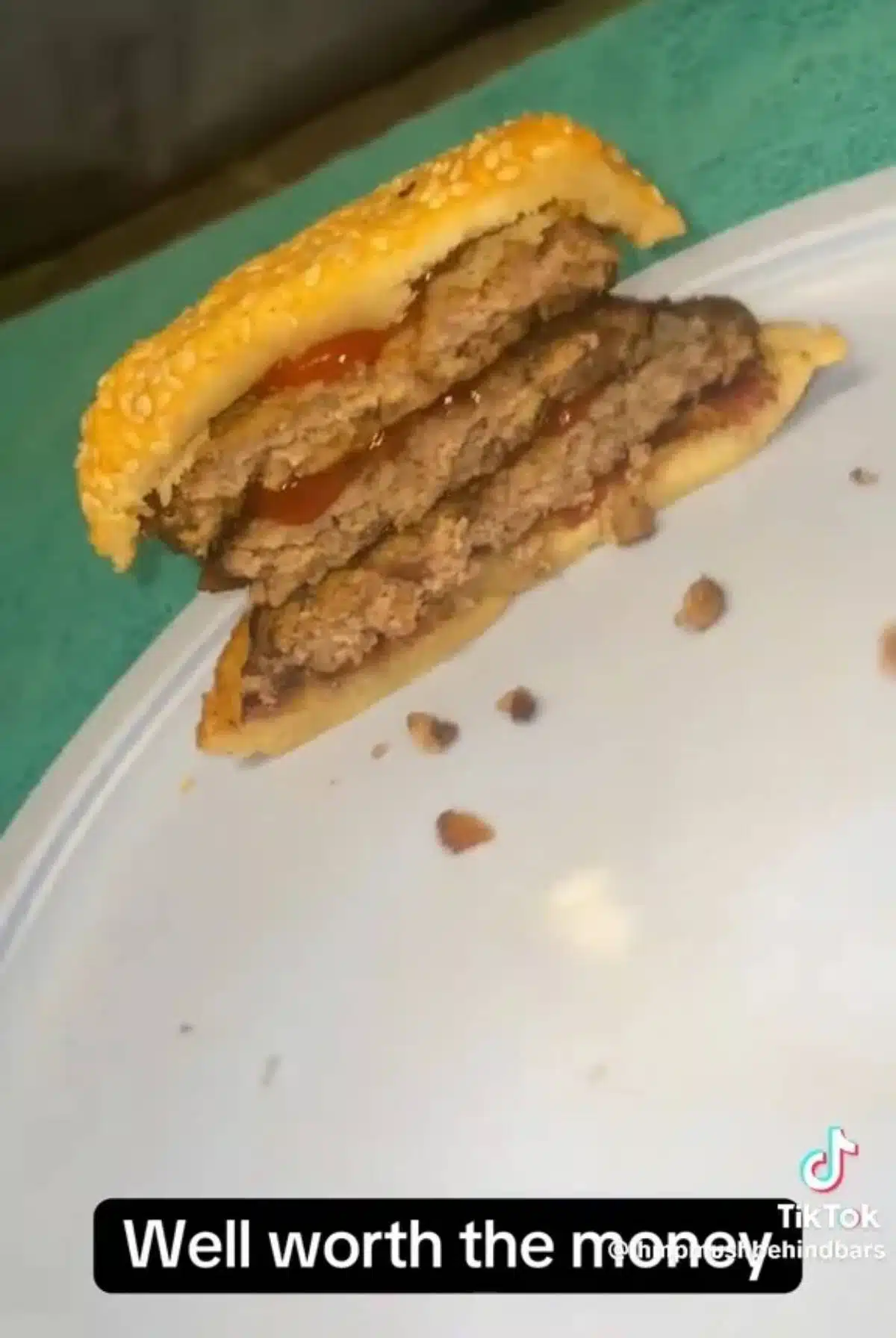 สภาพเบอรเกอร์ในคลิปที่ดูเหมือนจะถูกรับประทานไปแล้ว