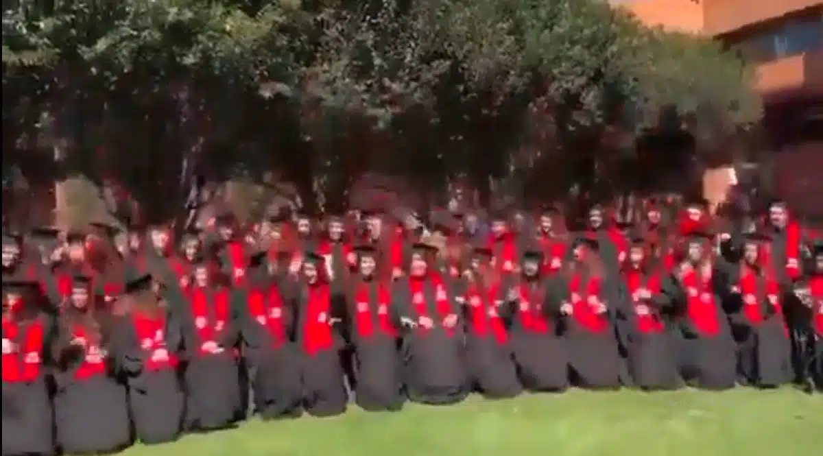 วิดีโอสุดช็อก เสียงกรีดร้องด้วยความหวาดกลัวเมื่อแท่นรับปริญญาพังทลายลงเพราะน้ำหนักที่กดทับ