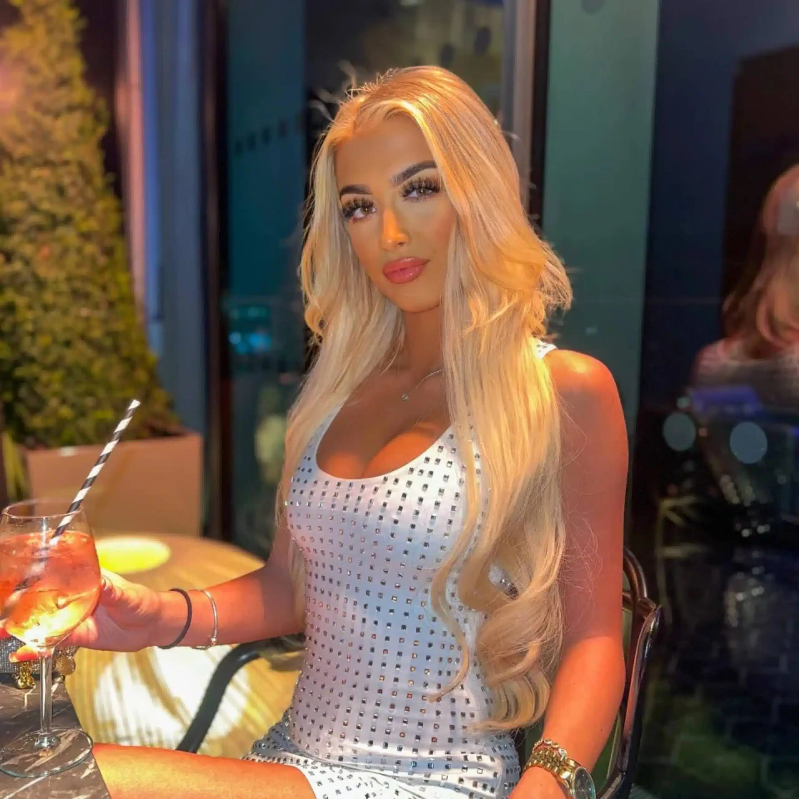 หญิงชาวอังกฤษวัย 22 ปี กลับบ้านเกิดหลังจากใช้ชีวิตอยู่ในนรกแห่งดูไบมา 1 ปี