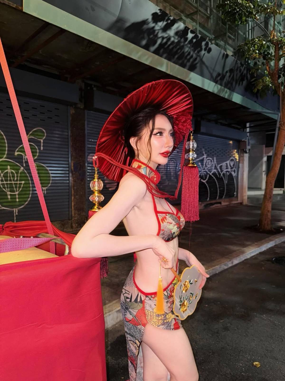 ท่าโพสต์แบบนางแบบนิตยสารชั้นนำ เน้นคอสตูมดีไซน์แปลกตา