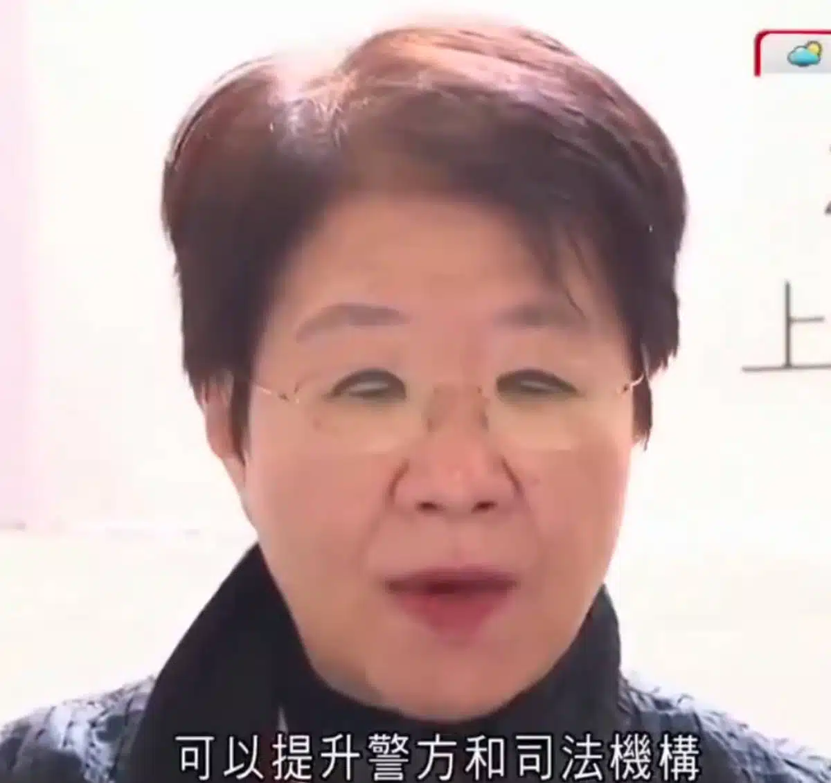 อดีตบิ๊กเคหะฮ่องกง เฝิง อี้เสวียน คืนโผแถลงข่าวปมความรุนแรงในครอบครัว แต่ชาวเน็ตแห่โฟกัสผิดจุด