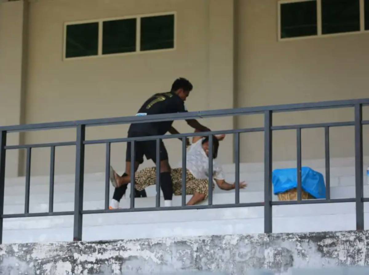 กัปตันทีมชาติพม่าทำร้ายแฟนบอล