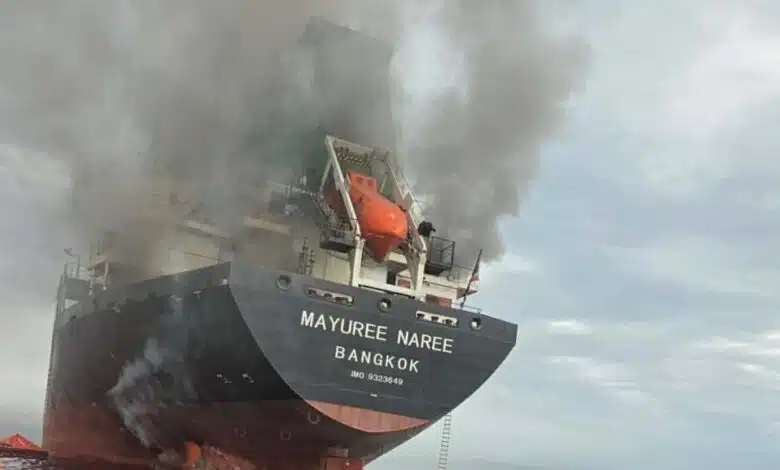 เรือ MV Mayuree Naree ของ Precious Shipping ถูกวัตถุปริศนาโจมตีนอกชายฝั่งโอมาน ลูกเรือต้องอพยพฉุกเฉิน