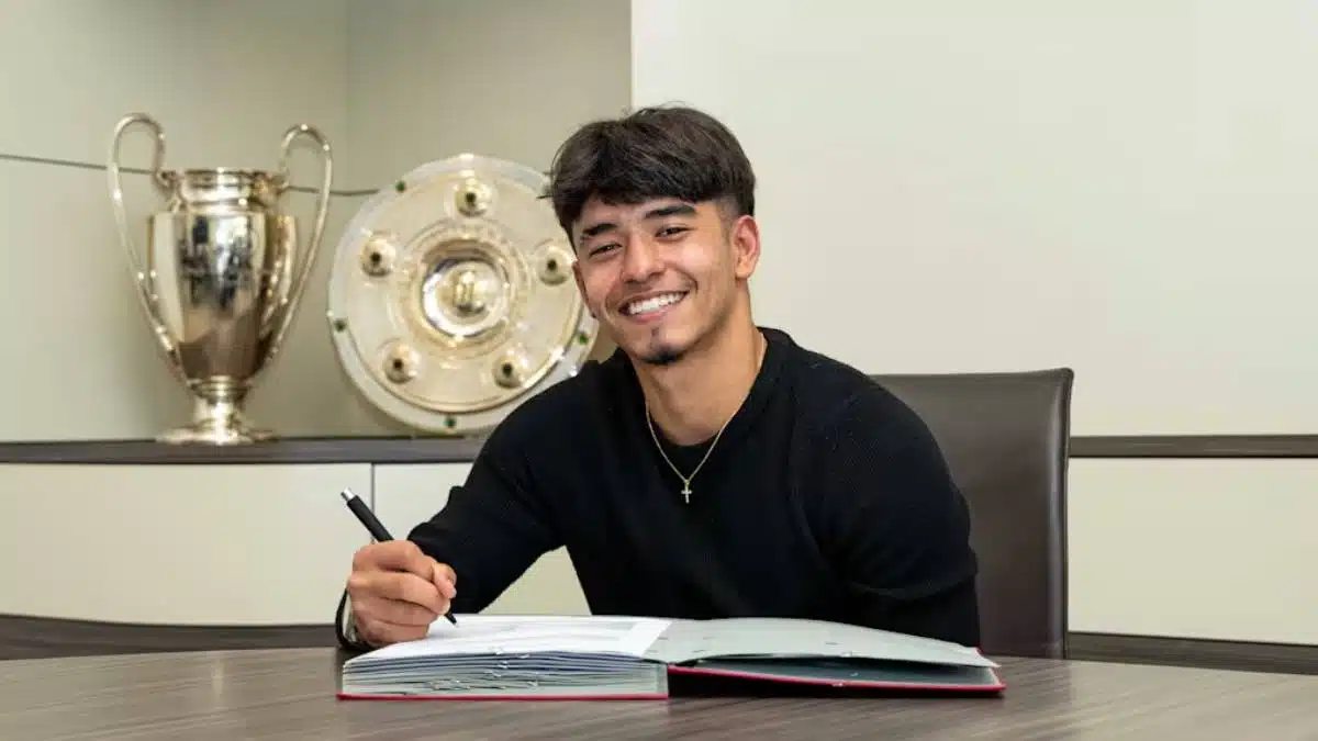 ไมคอนตอนเซ็นสัญญากับบาเยิร์น มิวนิค