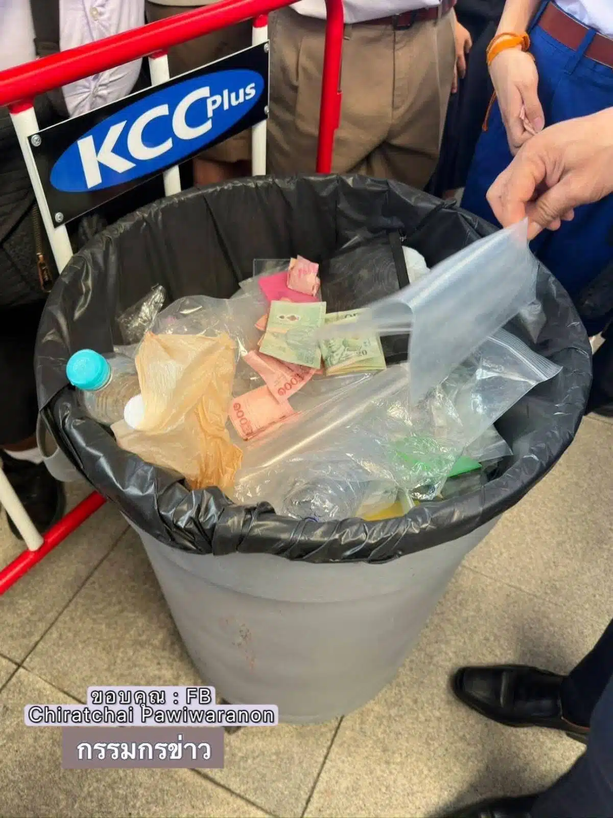นักเรียนถูกบังคับให้ทิ้งเงินสดและทรัพย์สินก่อนสอบเข้า