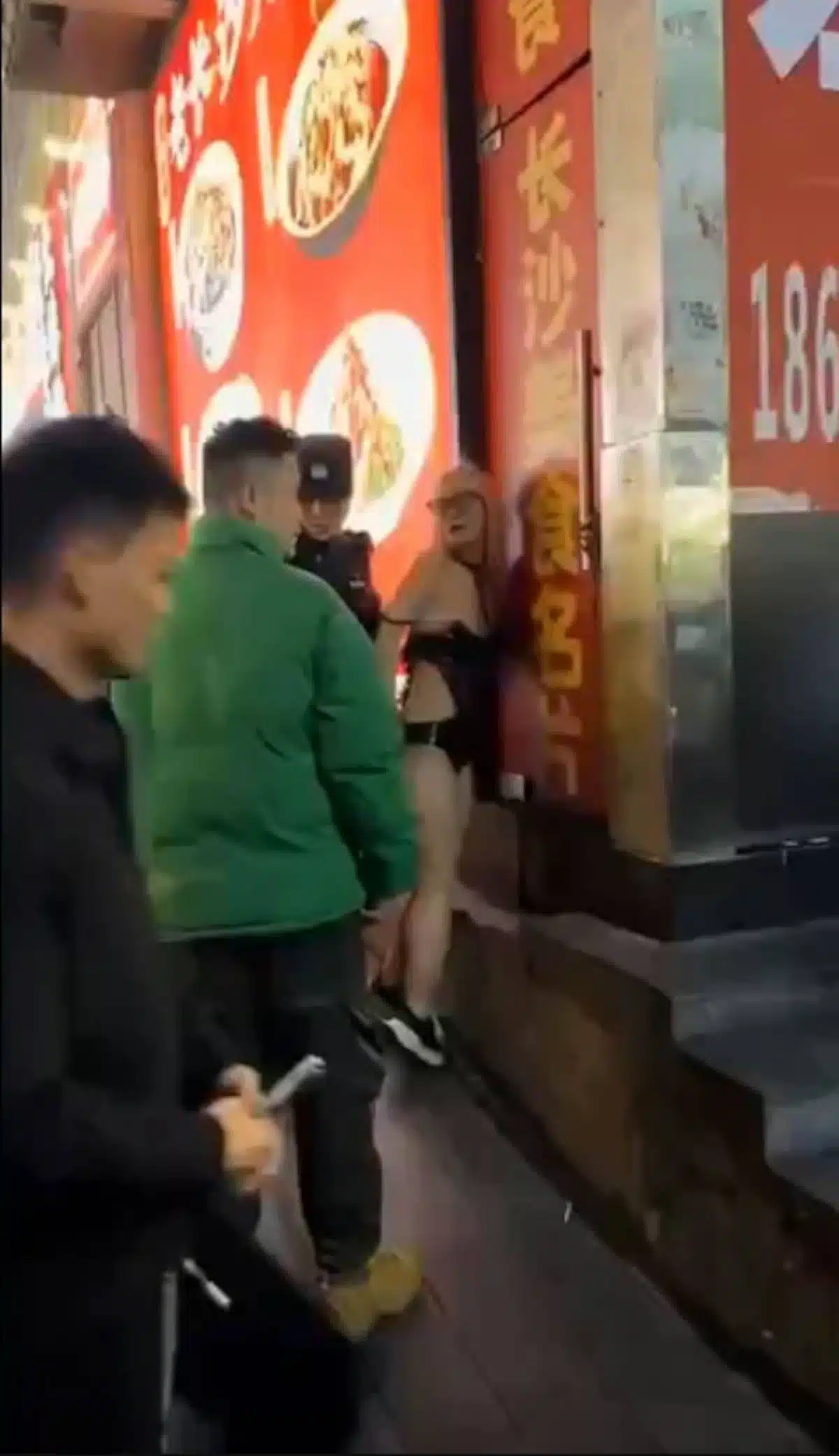 ตำรวจเข้าแยกฝูงชน และเข้าควบคุมตัวหญิงสาวผมบลอนด์ทันที