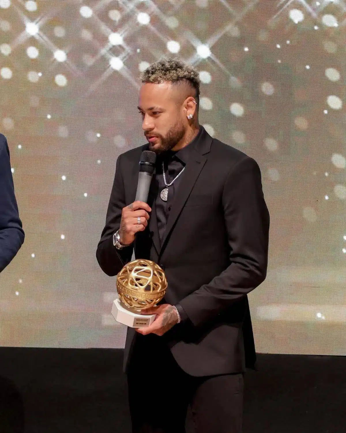 เนย์มาร์ตอนขึ้นรับรางวัล