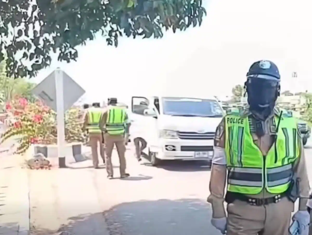 หญิงโมโหถูกไล่ออกหลังท้าตำรวจชกต่อย