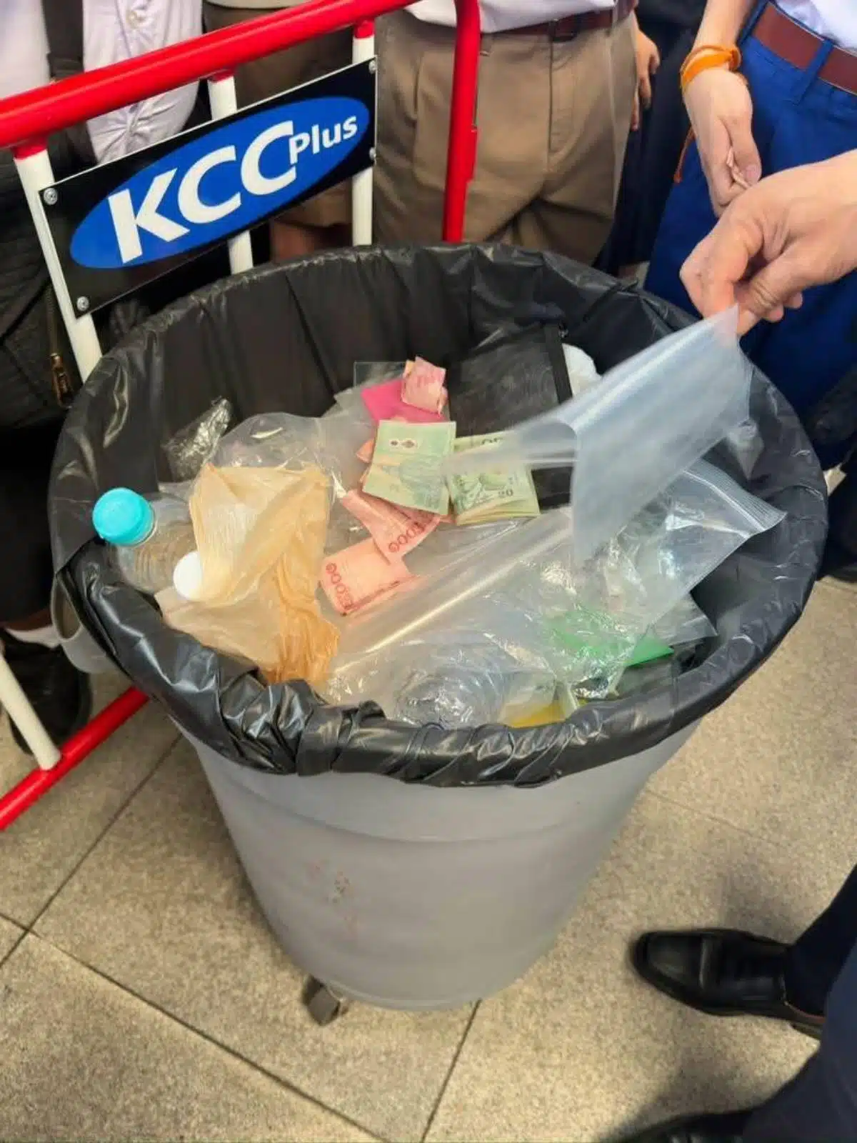 เด็กสอบเข้าเตรียมอุดม ทิ้งเงินลงถังขยะ