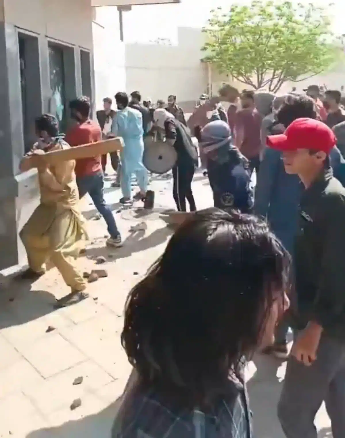 ความโกรธแค้นจากการเสียชีวิตของ อยาตอลเลาะห์ อาลี คาเมเนอี ผู้นำสูงสุดอิหร่าน ได้ลุกลามกลายเป็นเหตุรุนแรงนองเลือดในประเทศปากีสถาน