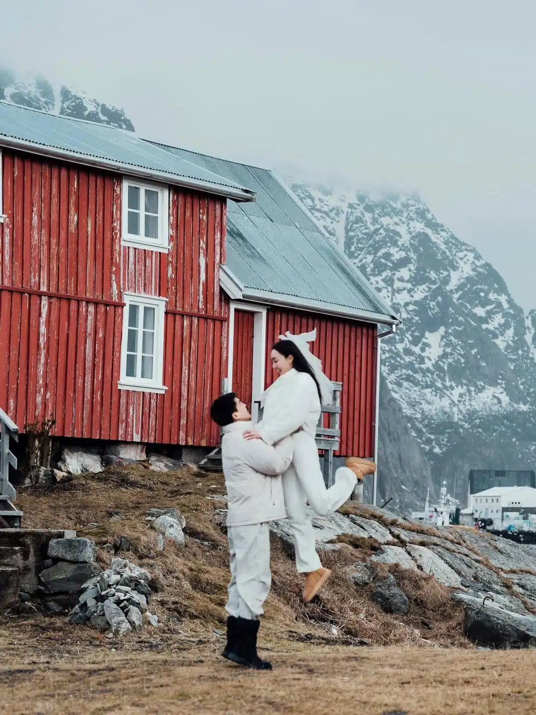 ไผ่ พาทิศ คุกเข่าขอ น้ำตาล แต่งงานกลางวิวแสงเหนือ หลังคบกันนานถึง 13 ปี-2