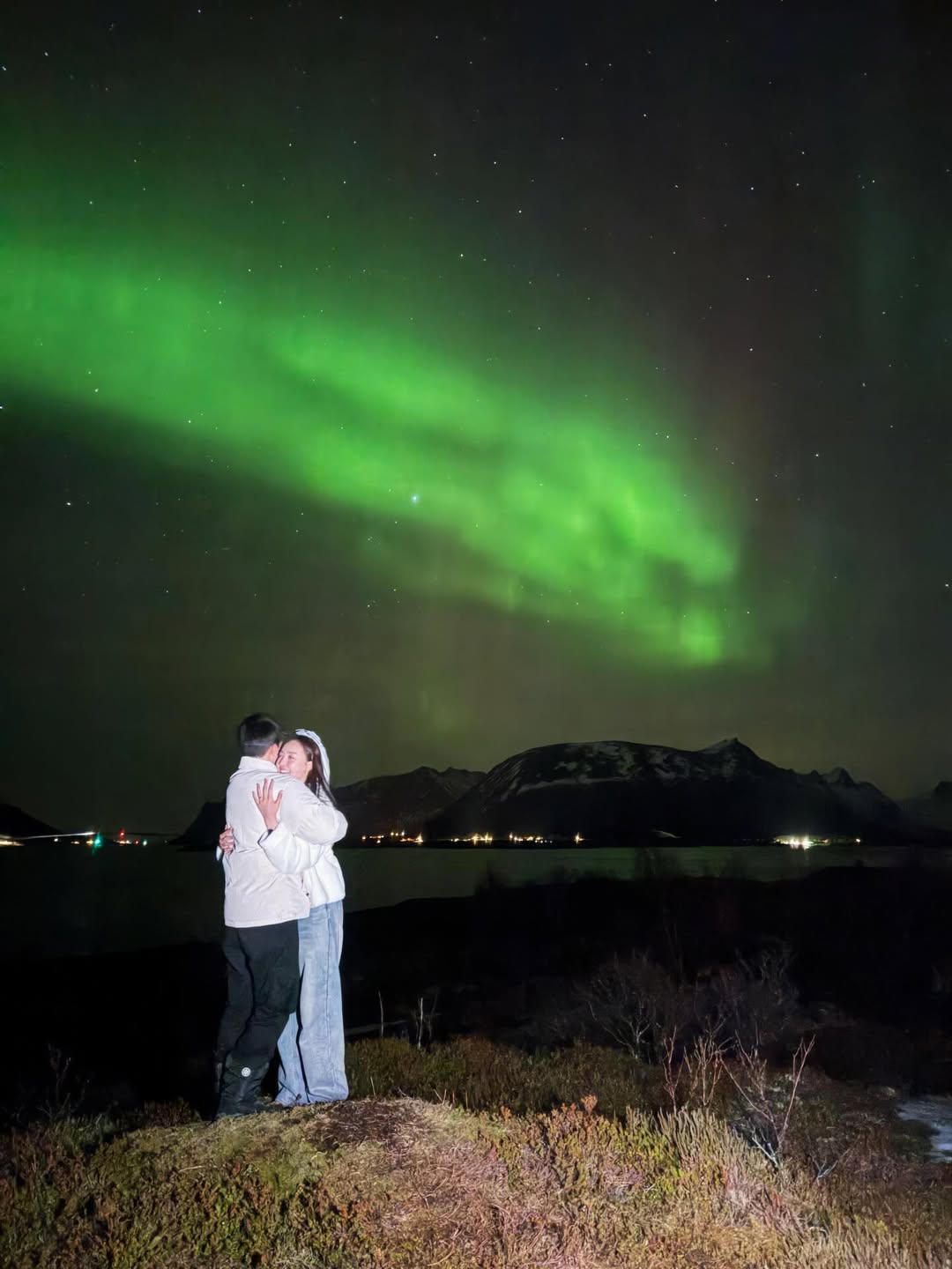 ไผ่ พาทิศ คุกเข่าขอ น้ำตาล แต่งงานกลางวิวแสงเหนือ หลังคบกันนานถึง 13 ปี-3