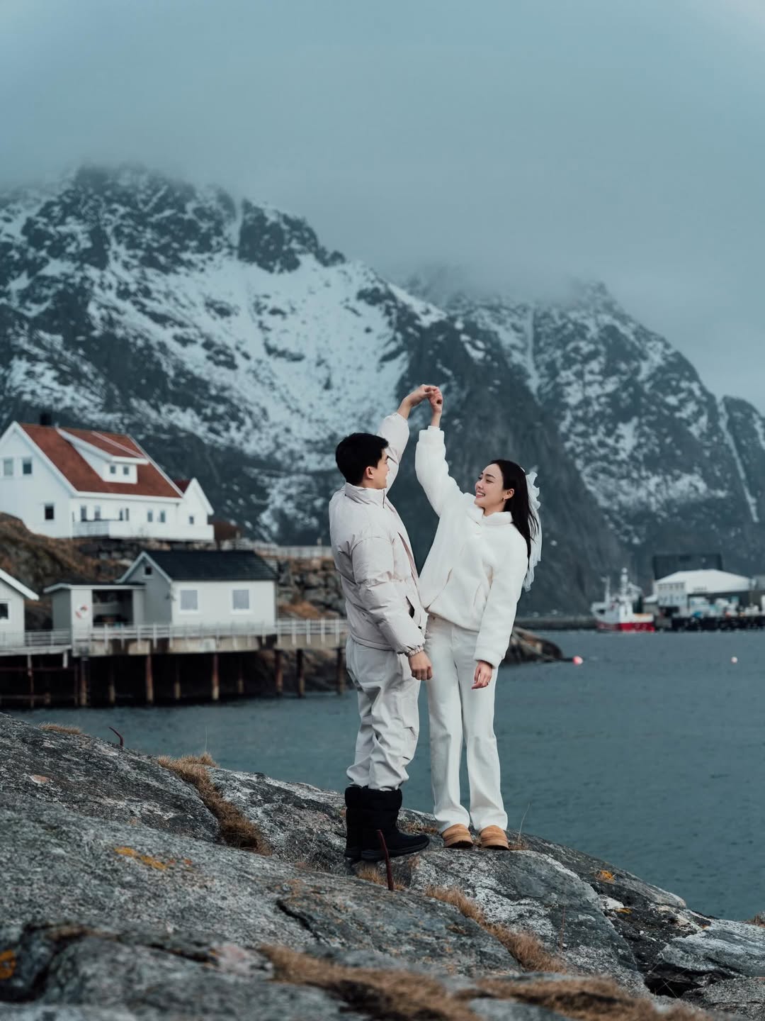 ไผ่ พาทิศ คุกเข่าขอ น้ำตาล แต่งงานกลางวิวแสงเหนือ หลังคบกันนานถึง 13 ปี-4