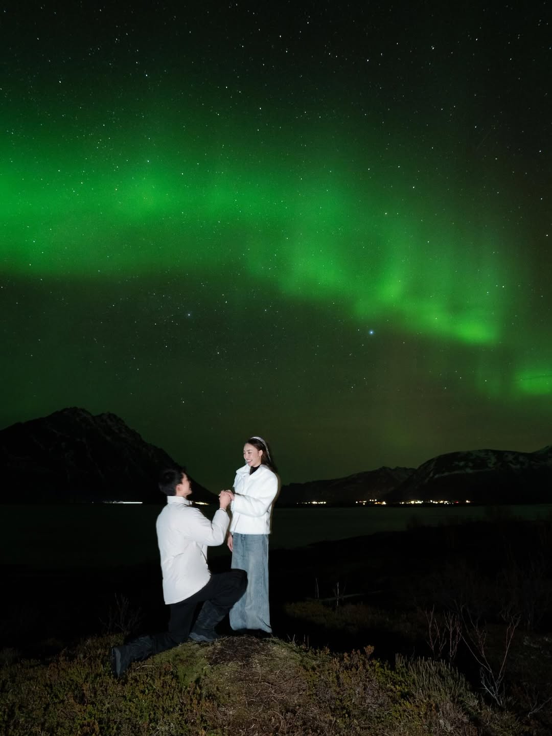 ไผ่ พาทิศ คุกเข่าขอ น้ำตาล แต่งงานกลางวิวแสงเหนือ หลังคบกันนานถึง 13 ปี-6