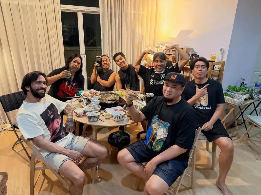 แด๊กซ์ ถ่ายรูปร่วมเฟรมอดีตเพื่อนร่วมวงบิ๊กแอส โดยมี เจ๋งเดชา โคนาโล ร้องนำคนปัจจุบัร่วมเฟรม