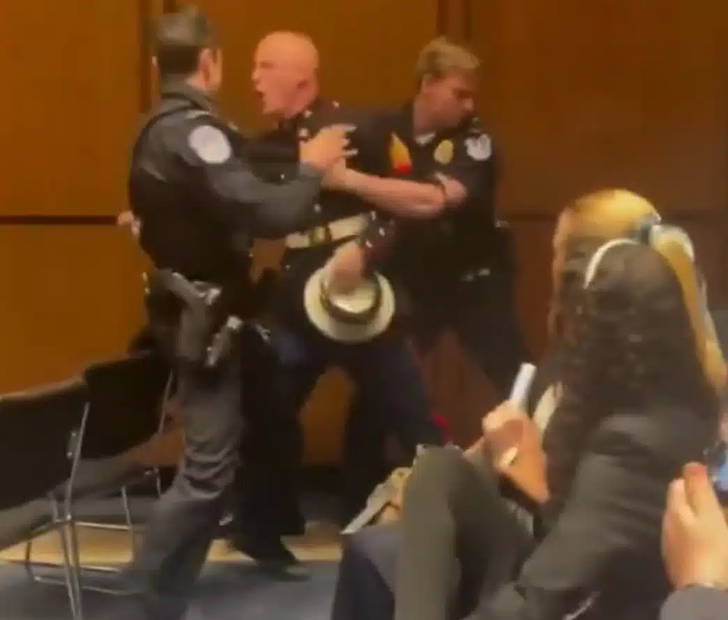 อดีตนาวิกโยธิน ไบรอัน แม็กกินเนสส์ ลุกประท้วงกลางที่ประชุมวุฒิสภา