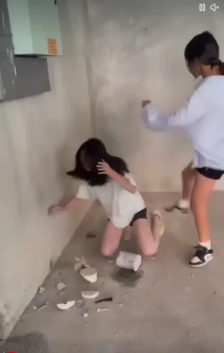 ศการประท้วงในช่วงกลางคืนหน้าอาคารรัฐบาล มีผู้คนชูมือถือและส่งเสียงเรียกร้อง "ความยุติธรรม" และ "หยุดการกลั่นแกล้ง"