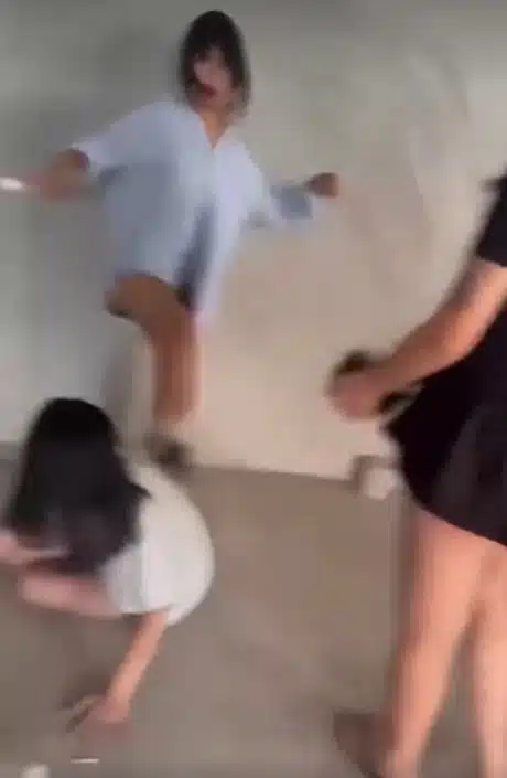 คลิปไวรัลที่พร่ามัว แสดงเหตุการณ์เด็กหญิงวัย 14 ปีถูกกลุ่มวัยรุ่นหญิง 3 คนล้อมกรอบและรุมทำร้ายภายในอาคารร้างในเมืองเจียงโหยว มณฑลเสฉวน