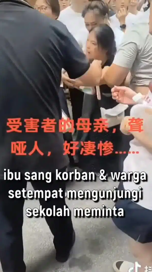 พ่อแม่ผู้พิการของเหยื่อคุกเข่าและหมอบกราบลงกับพื้นศาลากลางเมืองเจียงโหยว ต่อหน้าเจ้าหน้าที่เพื่อขอให้เพิ่มโทษกลุ่มวัยรุ่นที่รุมทำร้ายลูกสาว