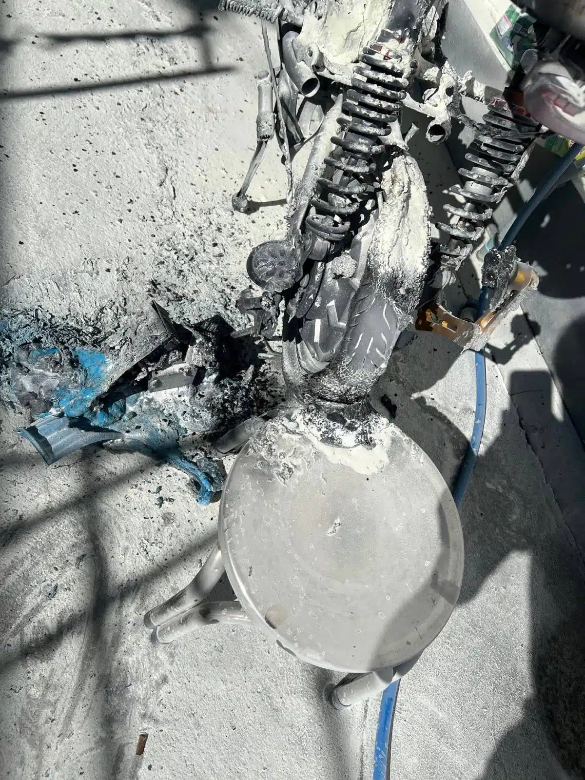 เหตุใดผ้าห่มเปียกจึงดีกว่าเครื่องดับเพลิงในการดับไฟไหม้รถยนต์ไฟฟ้า