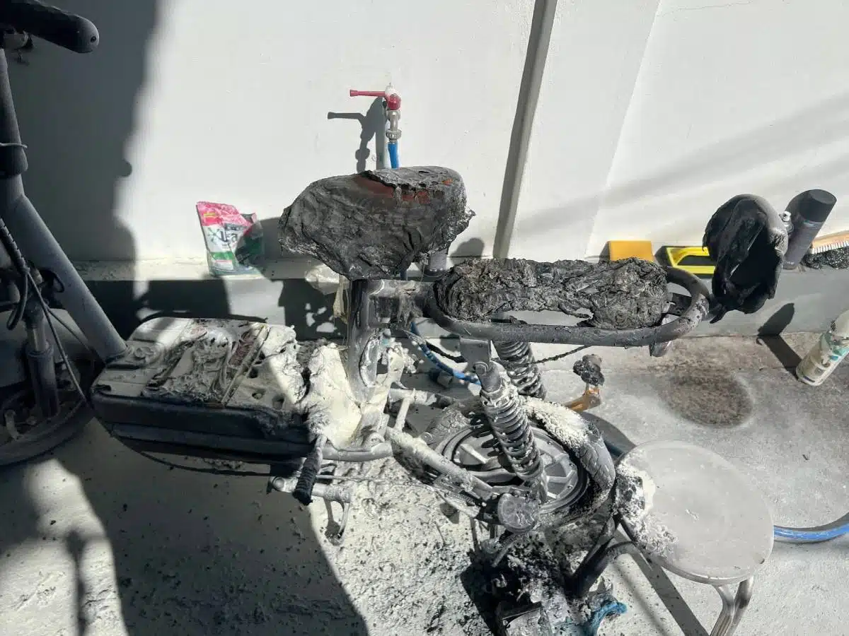 เก้าอี้สแตนเลสเป็นสาเหตุของเหตุไฟไหม้รถยนต์ไฟฟ้าปริศนา