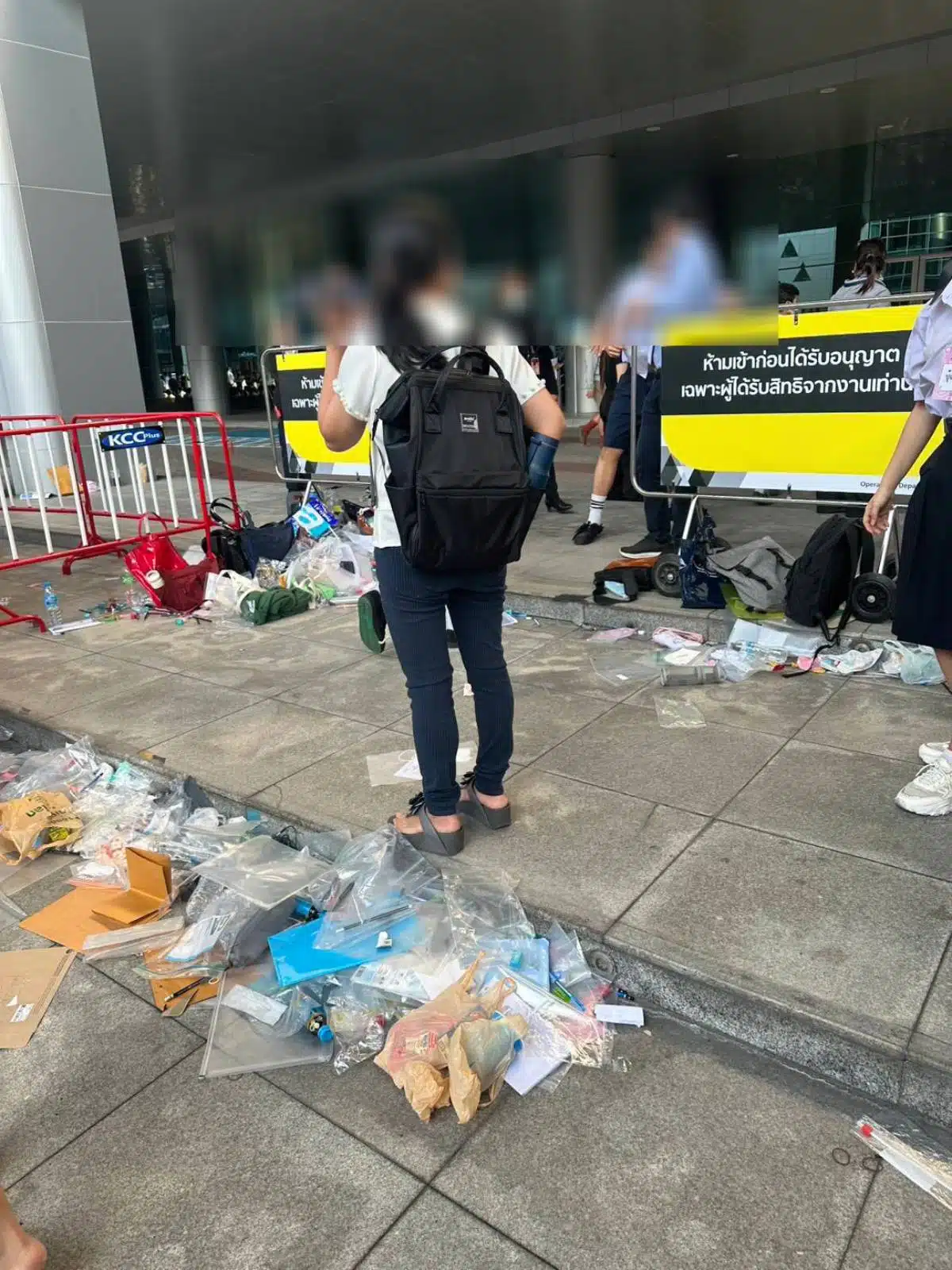 ภาพสุดสะเทือนใจ วัยรุ่นใจสั่นทิ้งเงินสดเพื่อคว้าที่นั่งในโรงเรียนมัธยมปลายชั้นนำของประเทศไทย