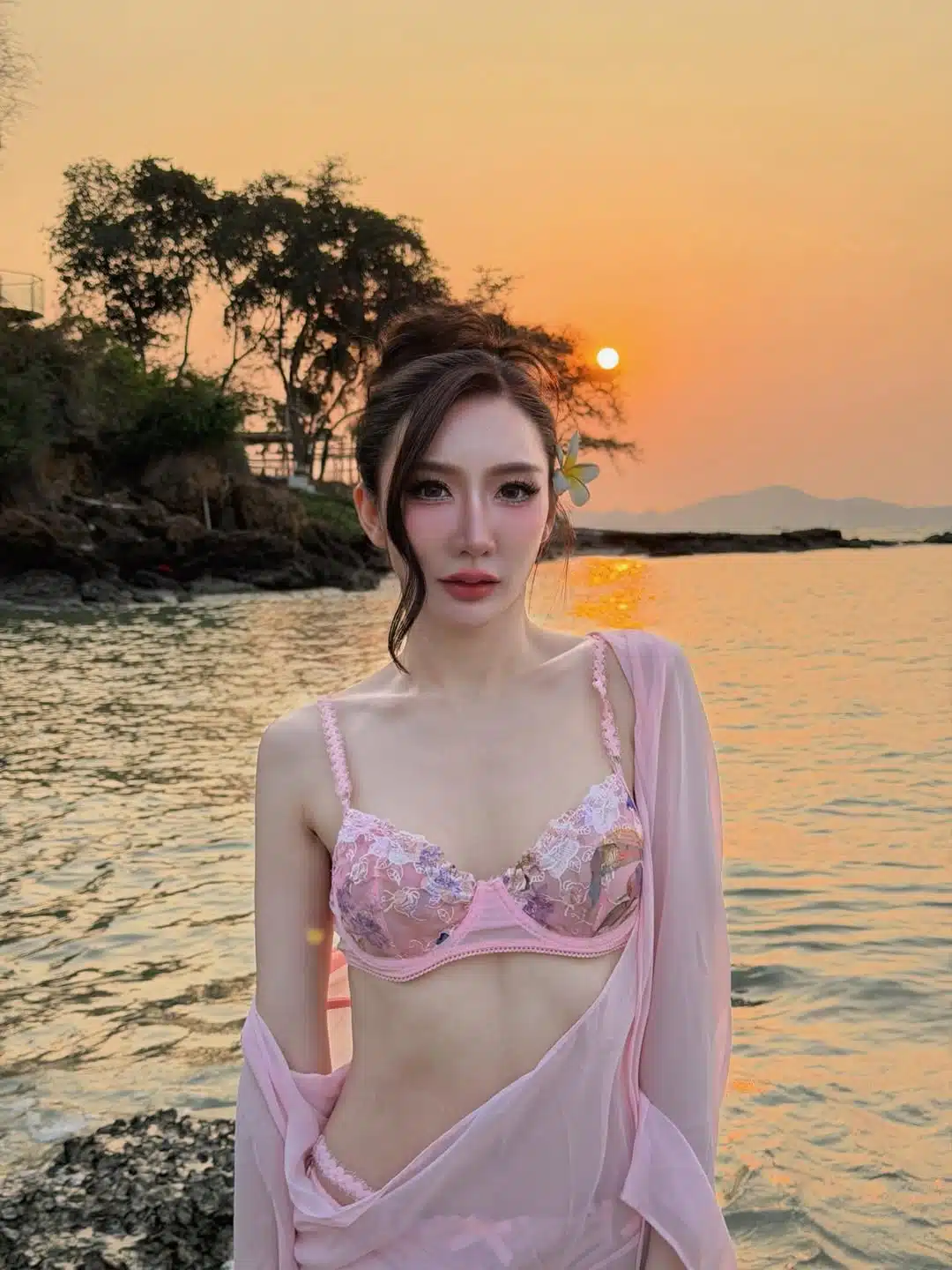 เบนซ์ พริกไทย อัดคลิปฝากถึง แม่แตงโม หลังถูกถามทำไมต้องแต่งตัวโป๊ร้องเพลง-2