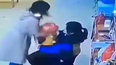 โซเชียลจีนแห่เซฟพ่อ! บุกตบครูอนุบาลหลังเห็นภาพวงจรปิดตีลูกสาว 5 ขวบ