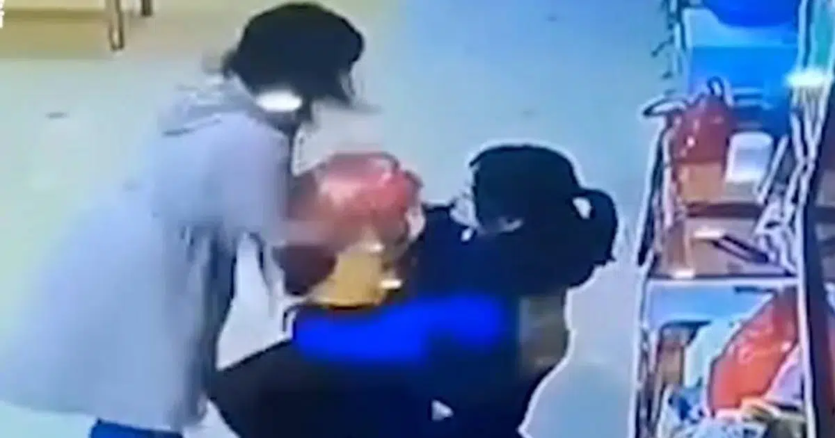 โซเชียลจีนแห่เซฟพ่อ! บุกตบครูอนุบาลหลังเห็นภาพวงจรปิดตีลูกสาว 5 ขวบ