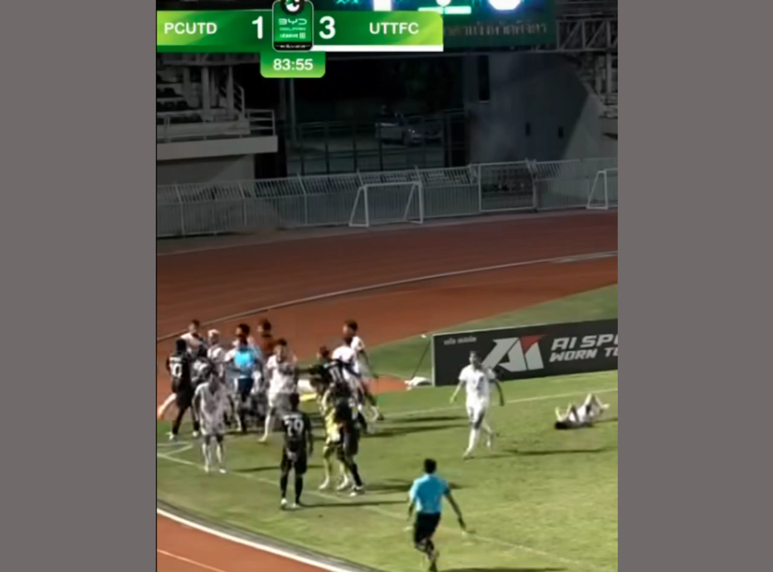 พิชิตยูไนเต็ด ยกเลิกสัญญากองหลังออก หลังเกิดเหตุการณ์รุนแรงในสนาม