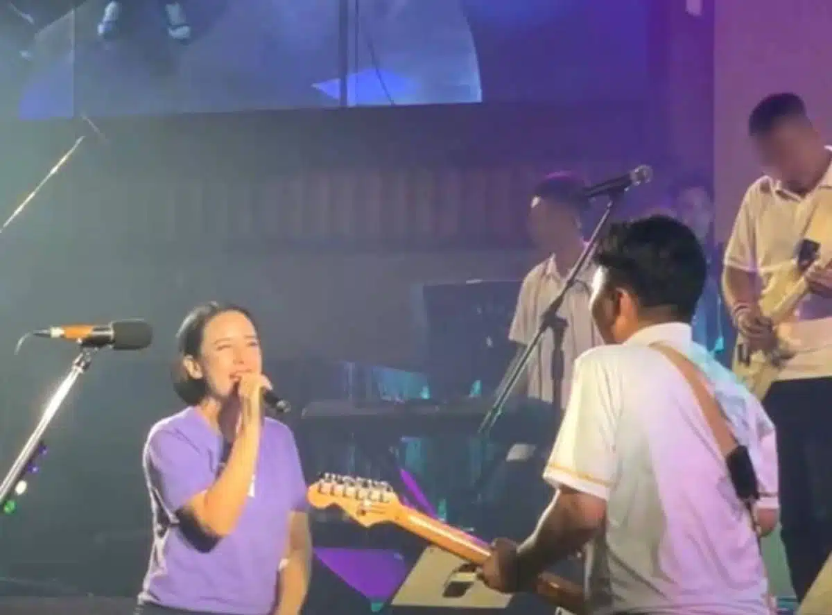 ปุ๊กกี้ ปริศนา ร้องเพลงโดยมี เสก โลโซ เล่นกีต้าร์