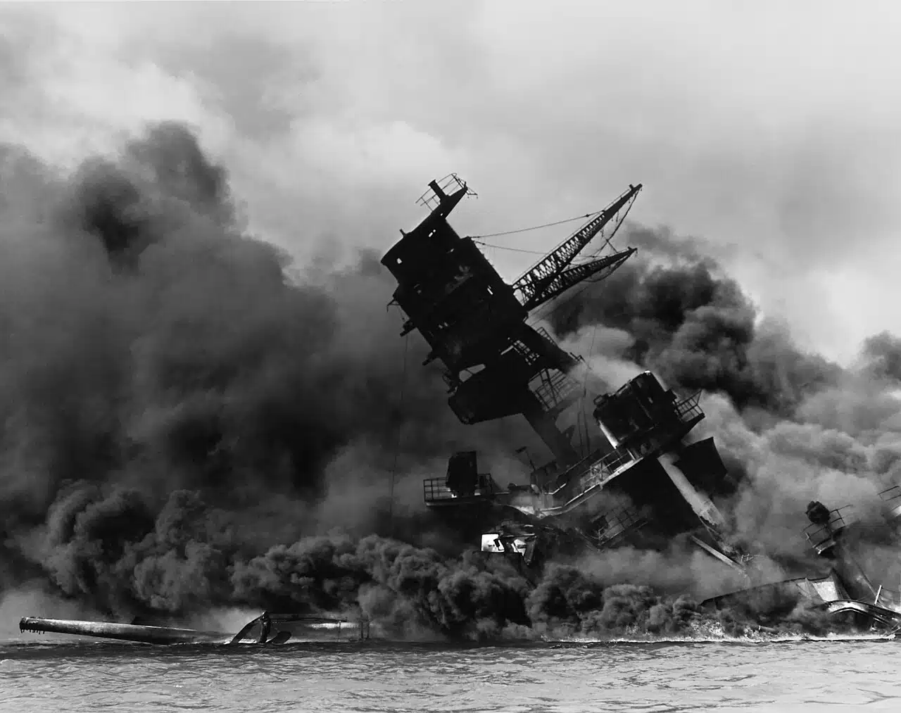 ภาพของเรือ USS Arizona ที่กำลังจะจมจากการโจมตีของกองบินผสมของญี่ปุ่น