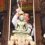 ในหลวง-พระราชินี เสร็จฯ ทรงเปลี่ยนเครื่องทรงฤดูร้อน พระแก้วมรกต