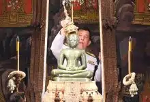 ในหลวง-พระราชินี เสร็จฯ ทรงเปลี่ยนเครื่องทรงฤดูร้อน พระแก้วมรกต