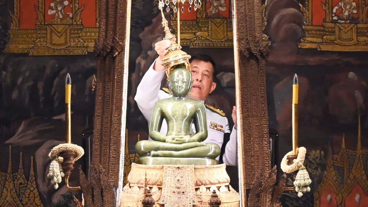 ในหลวง-พระราชินี เสร็จฯ ทรงเปลี่ยนเครื่องทรงฤดูร้อน พระแก้วมรกต