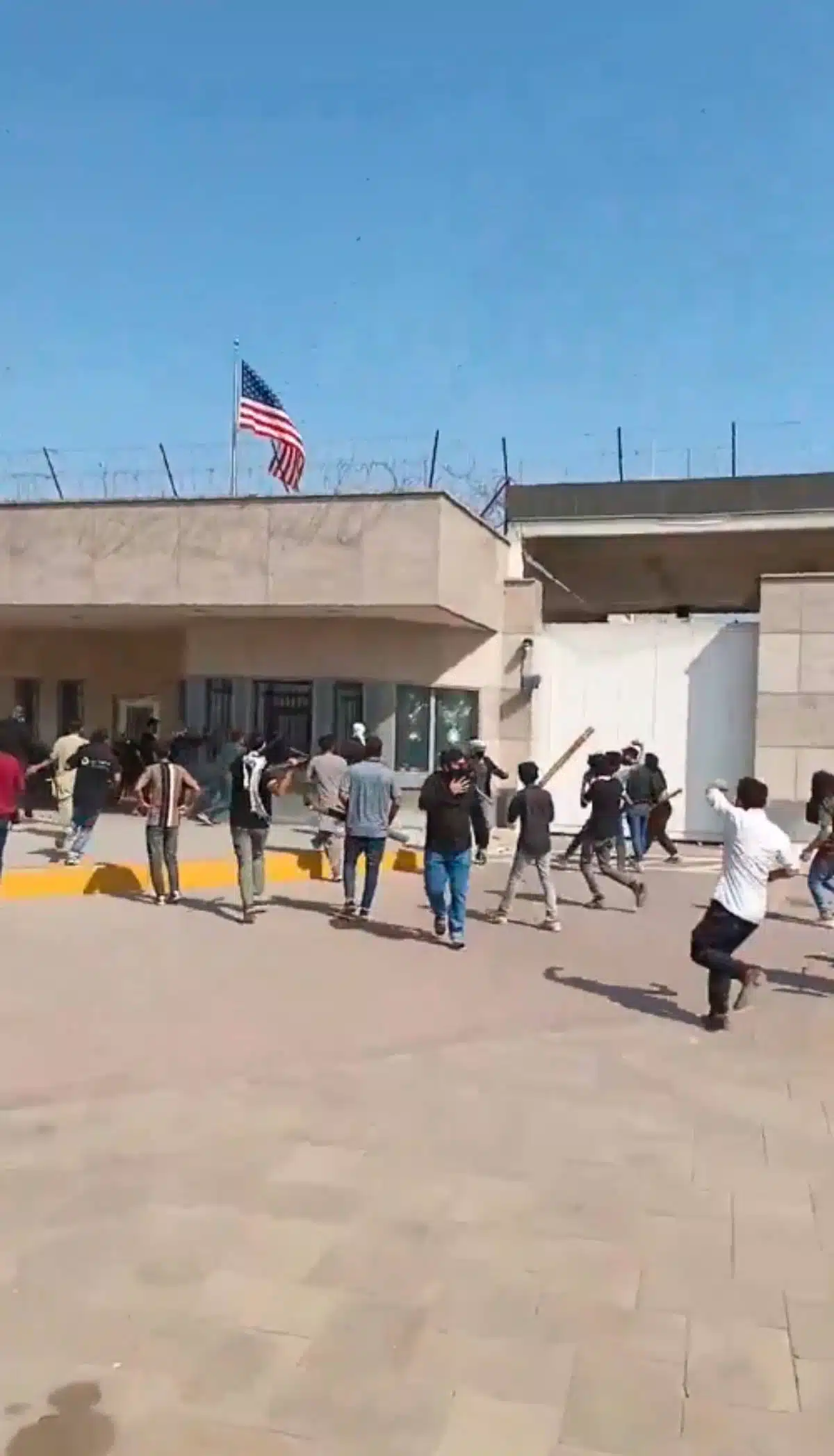 กลุ่มผู้ประท้วงจำนวนมหาศาลพยายามบุกฝ่าแนวกั้นเพื่อเข้าสู่ สถานกงสุลสหรัฐฯ บนถนนไม โคลาชิ