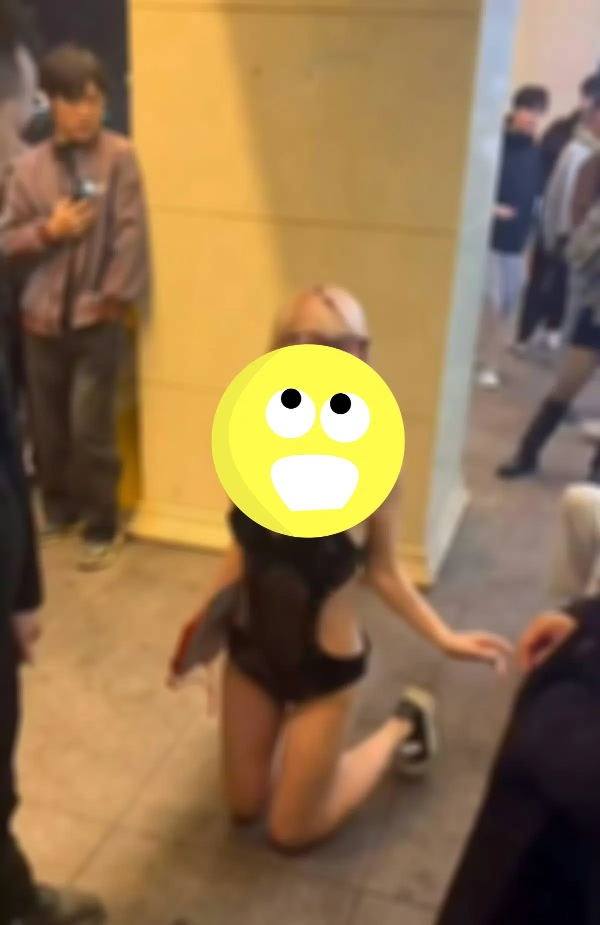 สาวผมบลอนด์ชุดวาบหวิวเล่นบทรักกลางถนนคนเดินฉางซา