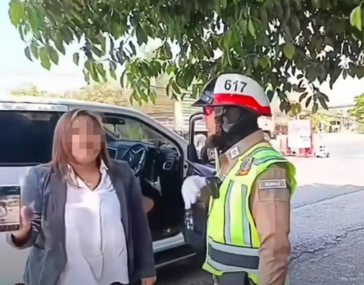 หญิงสาวถูกไล่ออกจากงานฐานก่อกวนเจ้าหน้าที่ตำรวจ